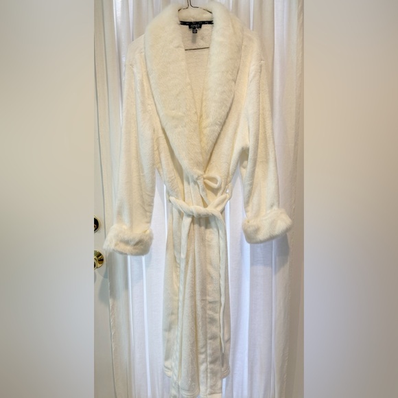 NEW never worn luxury robe - Picture 1 of 2